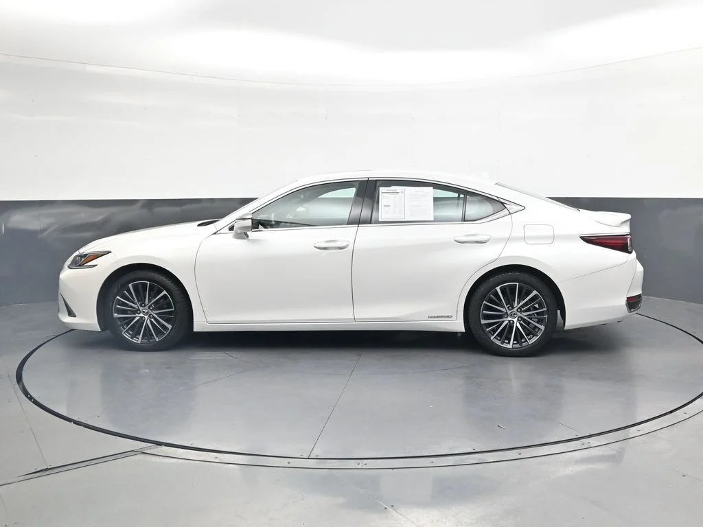 Used 2022 White Lexus 300h image 12
