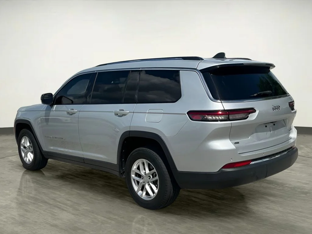 Used 2021 Silver Jeep Laredo image 4