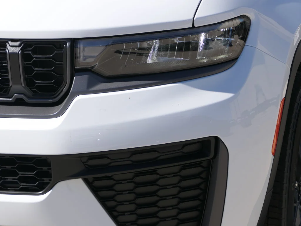 New 2027 White Jeep Laredo Altitude image 6