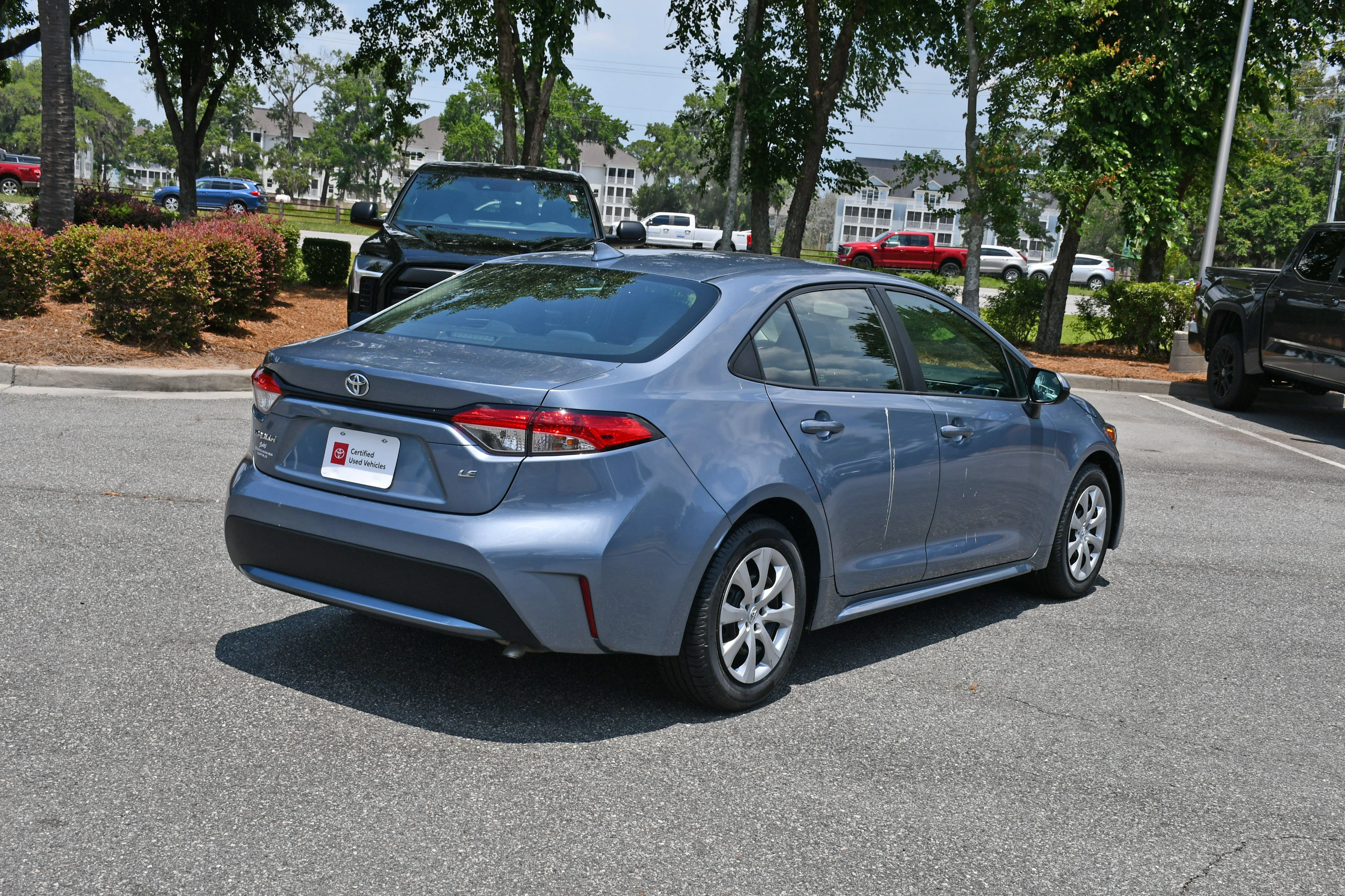 Certified Used 2020  Toyota LE image 2