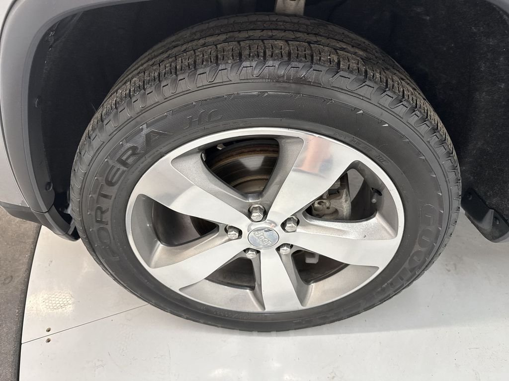 Used 2018 Billet Silver Metallic Jeep Limited image 33