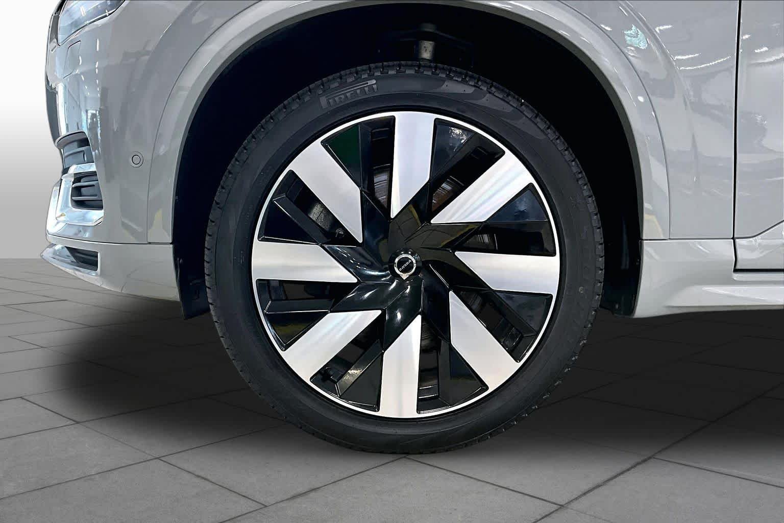 Used 2025 Vapour Grey Metallic Volvo Plus image 11