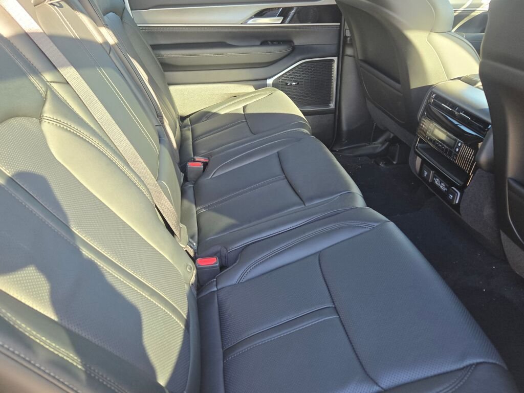 New 2026 Silver-Zynith Exterior Paint Jeep Limited Altitude image 11