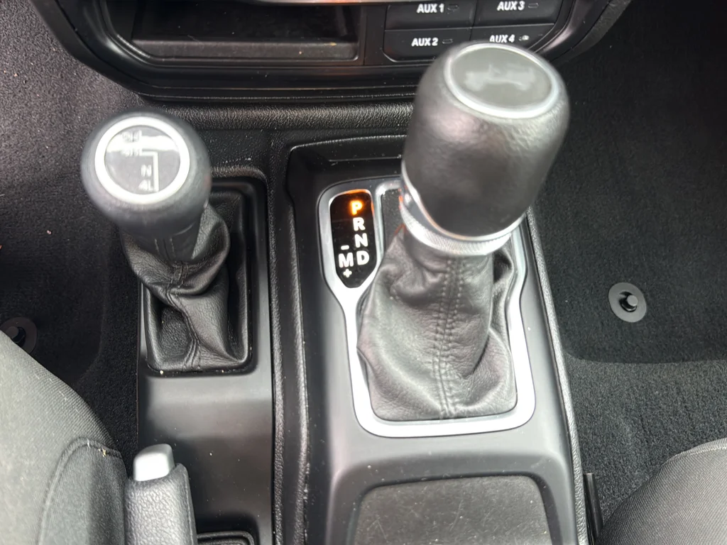 Used 2023 Red Jeep Sport S image 33