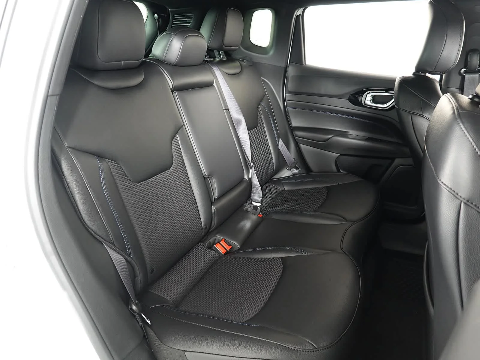 New 2026 Bright White Clearcoat Jeep Latitude image 16