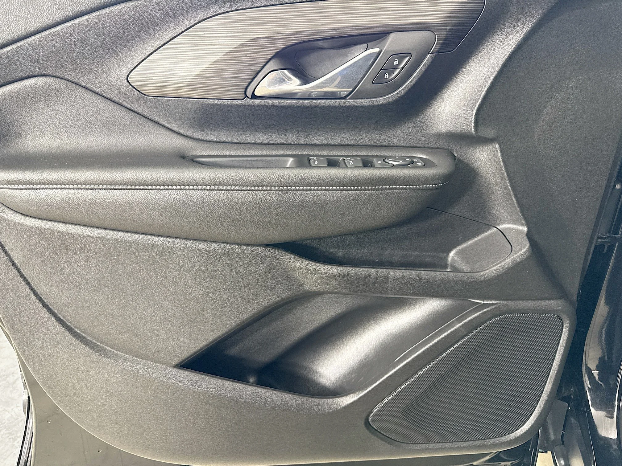 Used 2023 Ebony Twilight Metallic GMC SLE image 19