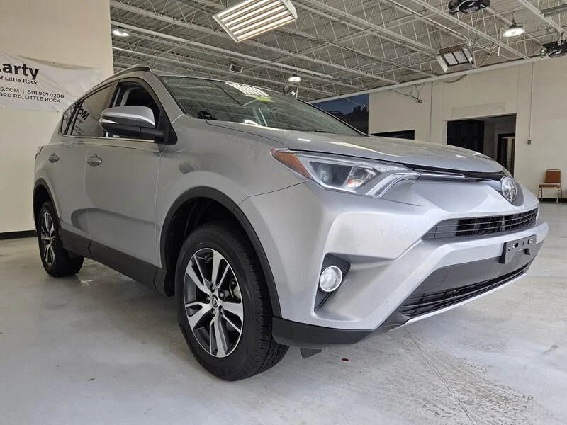 Used 2018 Silver Sky Metallic TOYOTA XLE AWD image 5