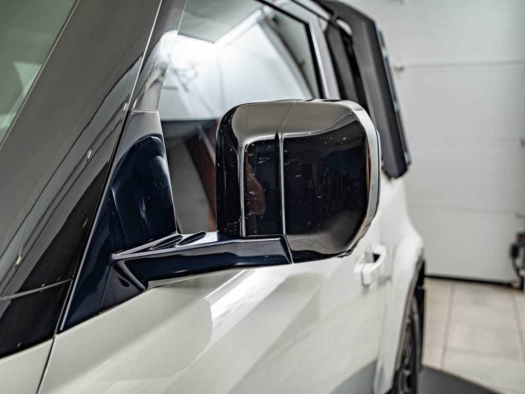 Used 2023 Fuji White Land Rover X-Dynamic SE image 9