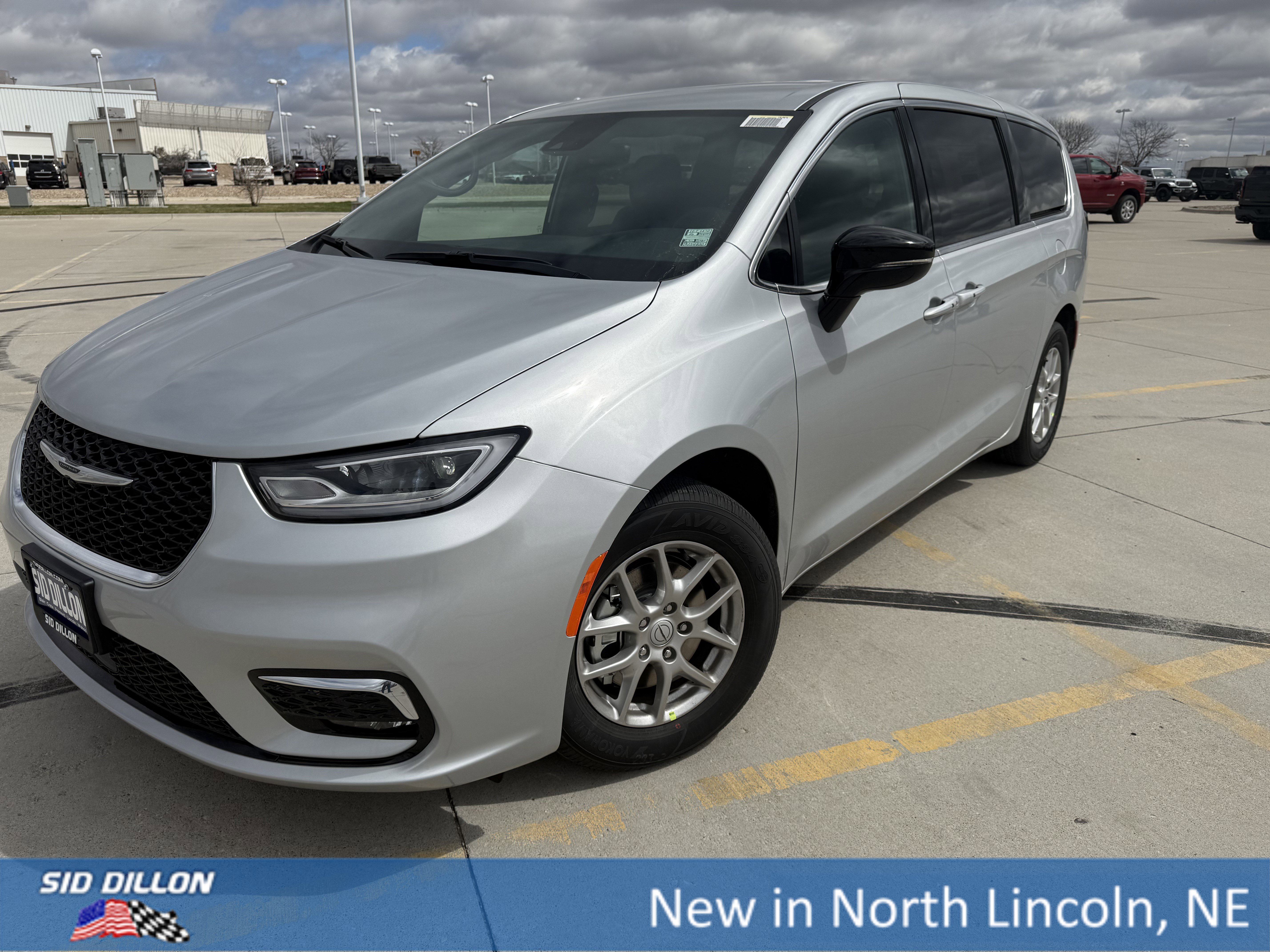 2026 Chrysler Pacifica Select's photo