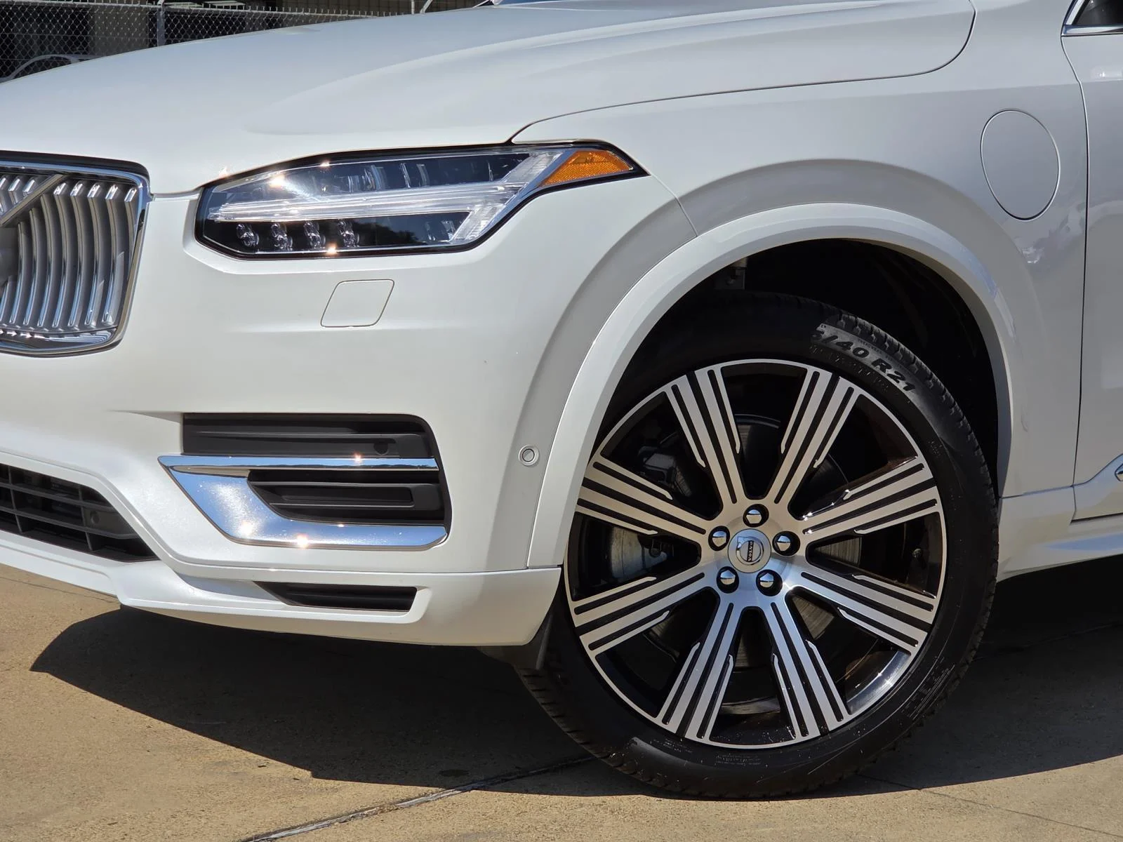 Used 2025 Crystal White Metallic Volvo Ultra image 7