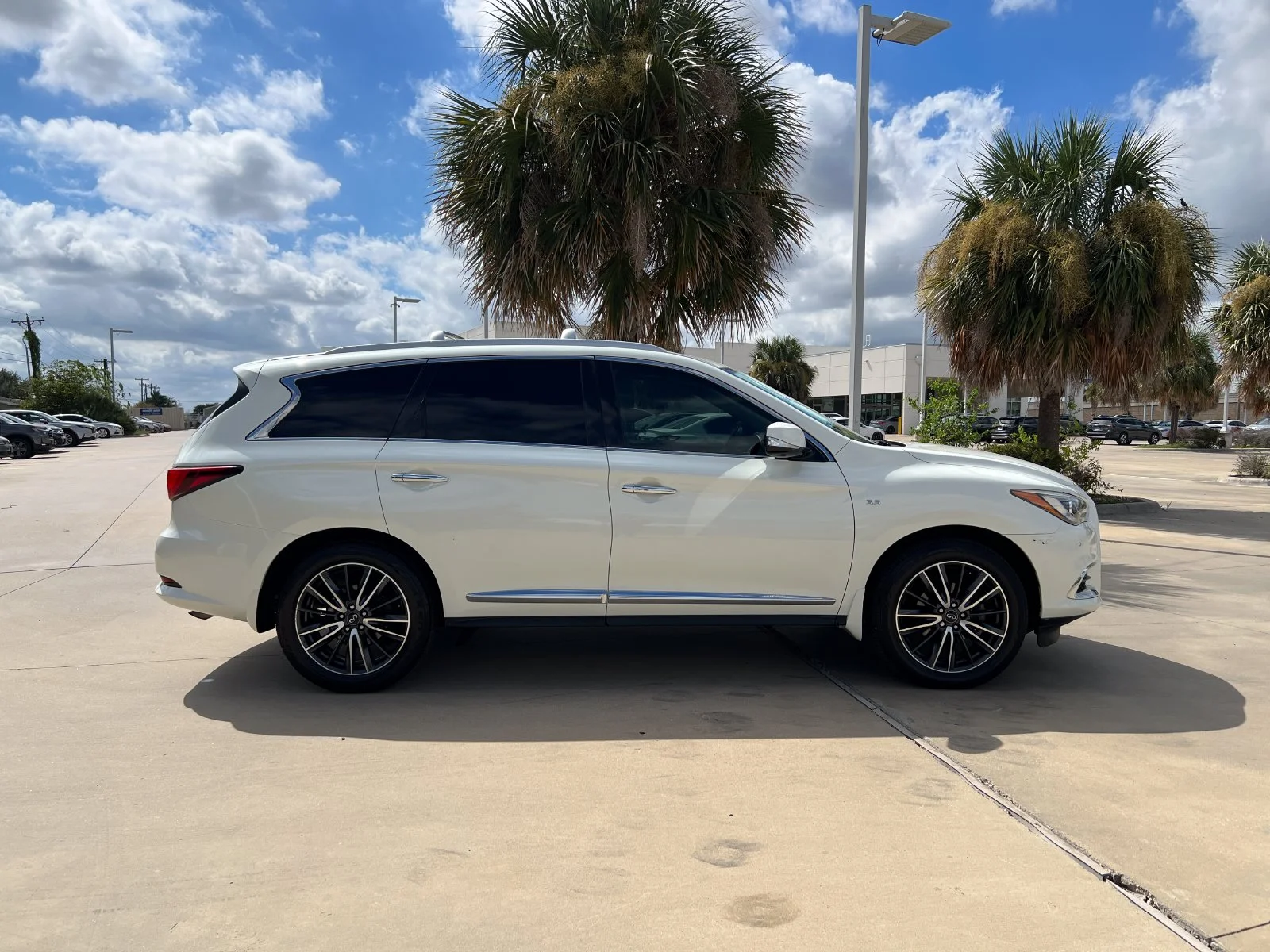 Used 2020 White INFINITI LUXE image 7