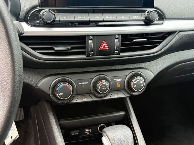 Used 2023 White Kia LXS image 21