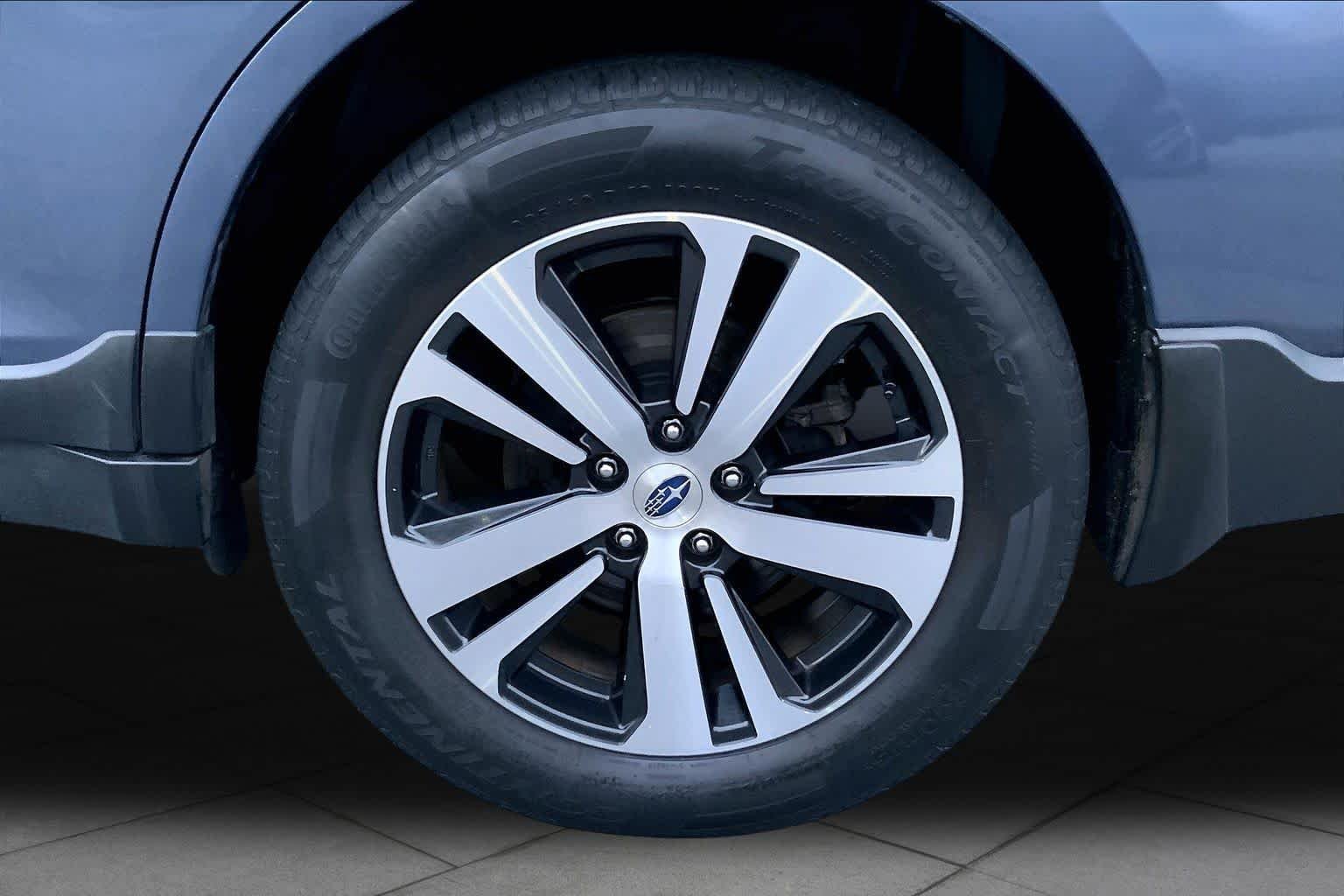 Used 2018 Twilight Blue Metallic Subaru Limited image 10