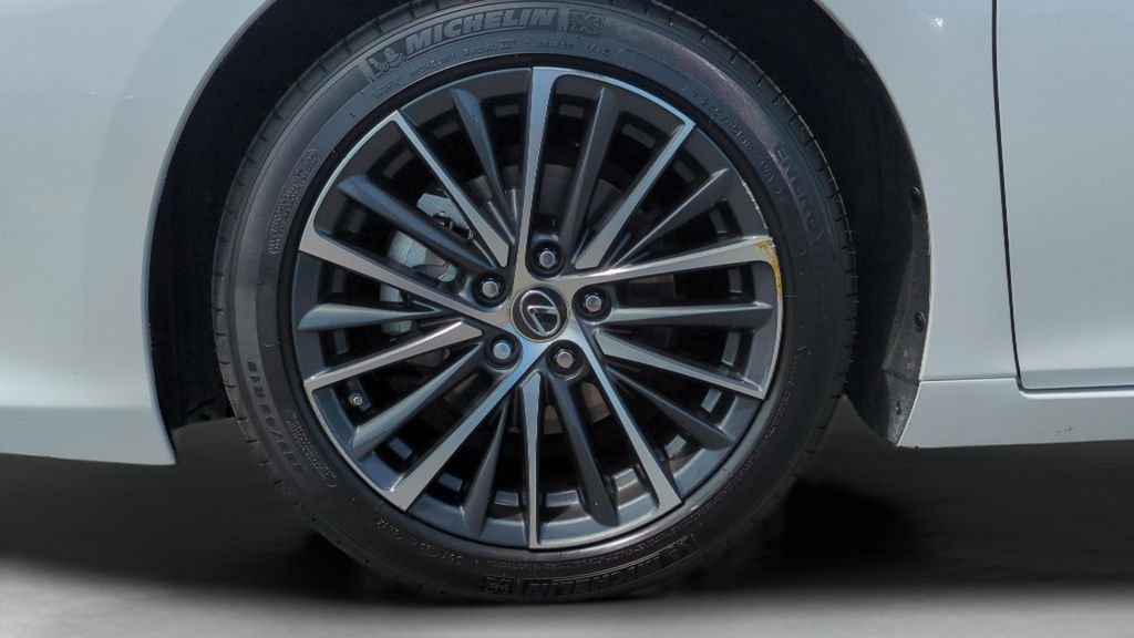 Used 2022 White Lexus 350 image 27