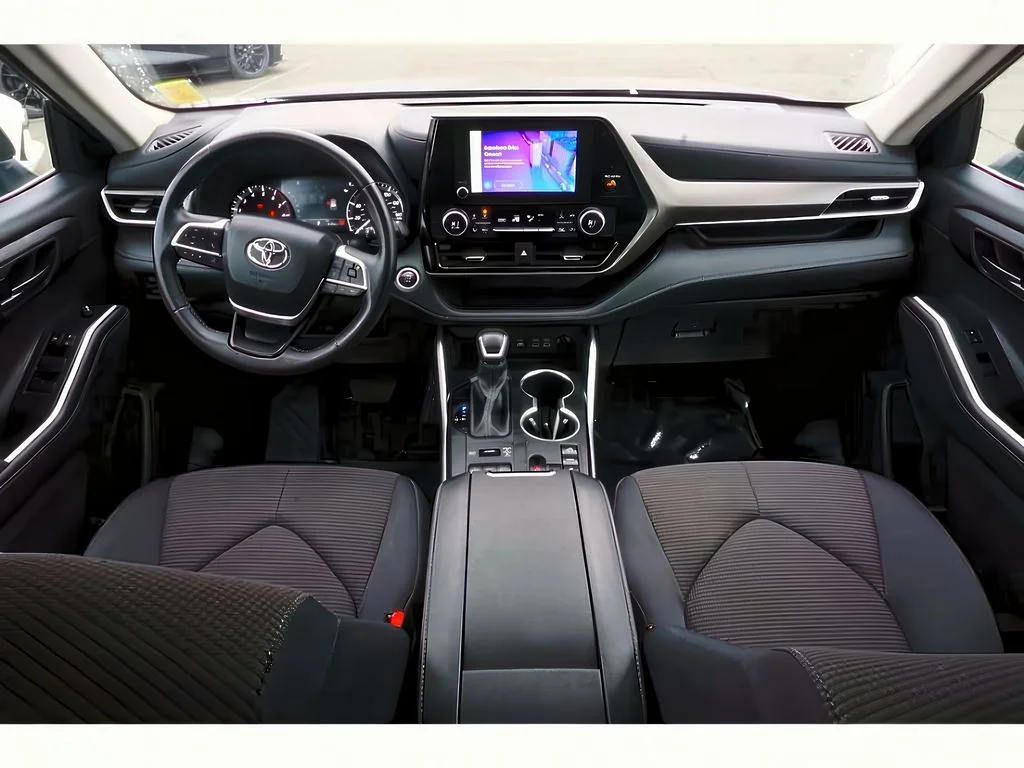 2024 Toyota Highlander LE - Photo 12