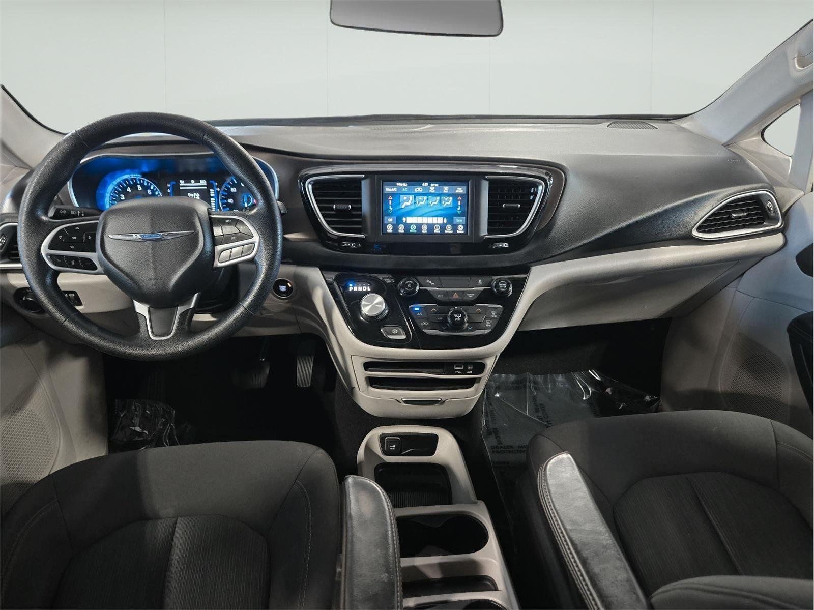 Used 2019 Granite Crystal Metallic Clearcoat Chrysler L image 36