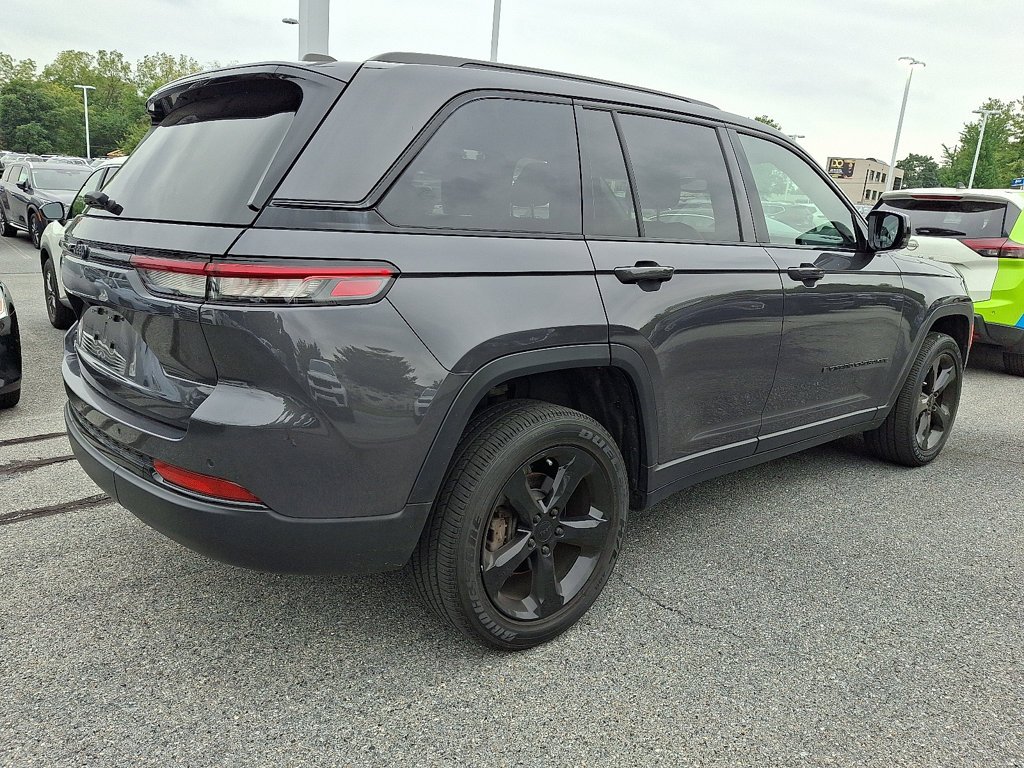 Used 2024 Gray Jeep Altitude image 6