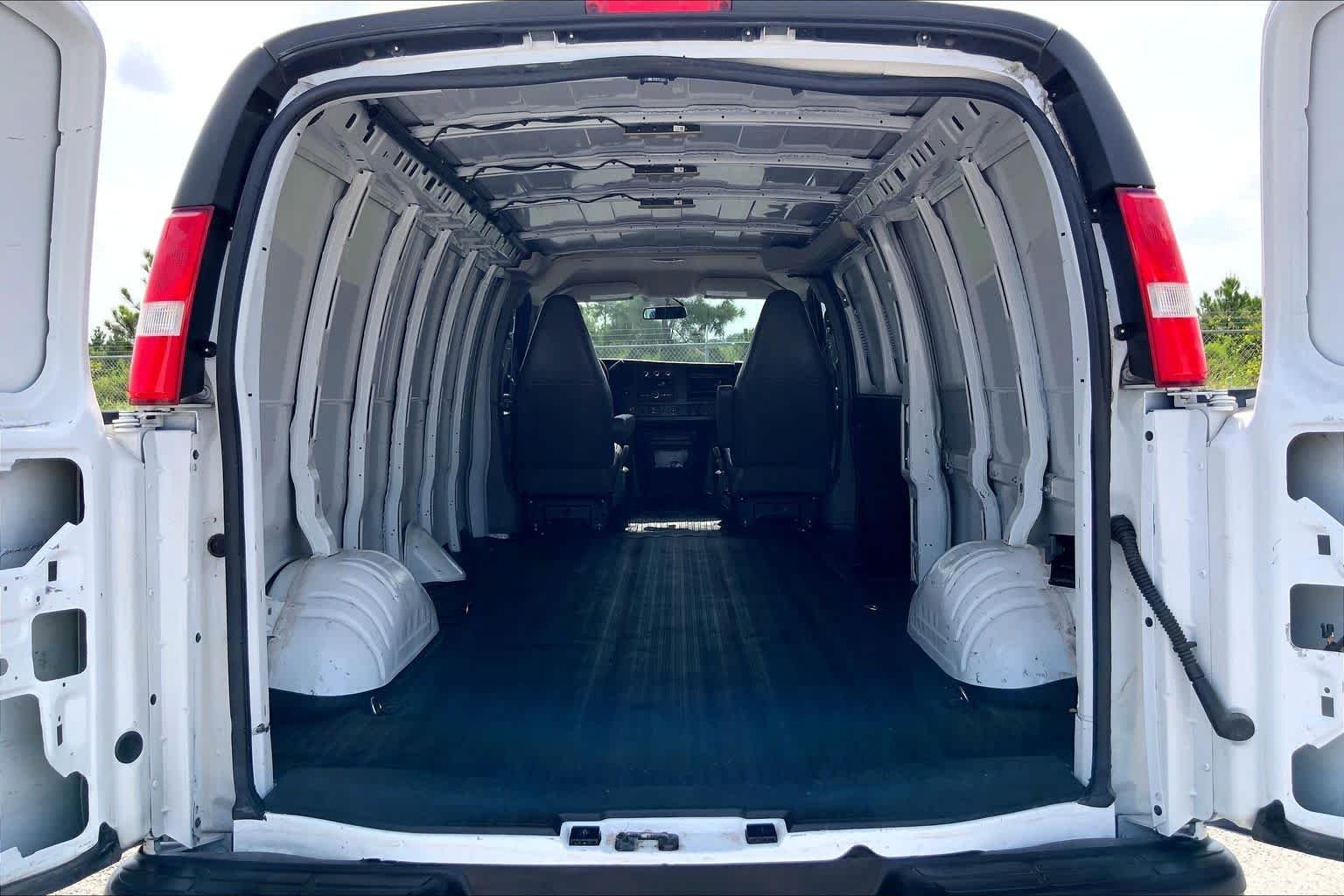 Used 2023 Summit White Chevrolet  image 31
