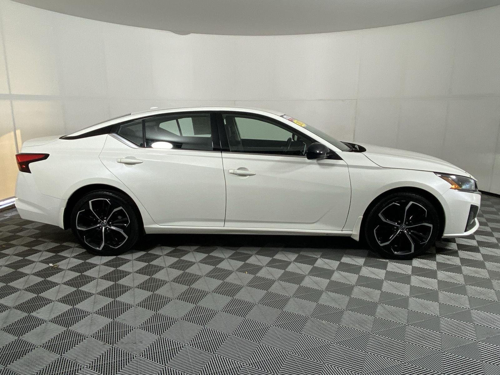 Used 2023 Pearl White Tricoat Nissan 2.5 SR image 9