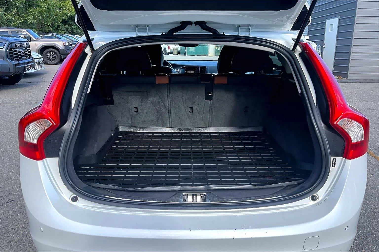 Used 2018 Crystal White Pearl Metallic Volvo  image 31
