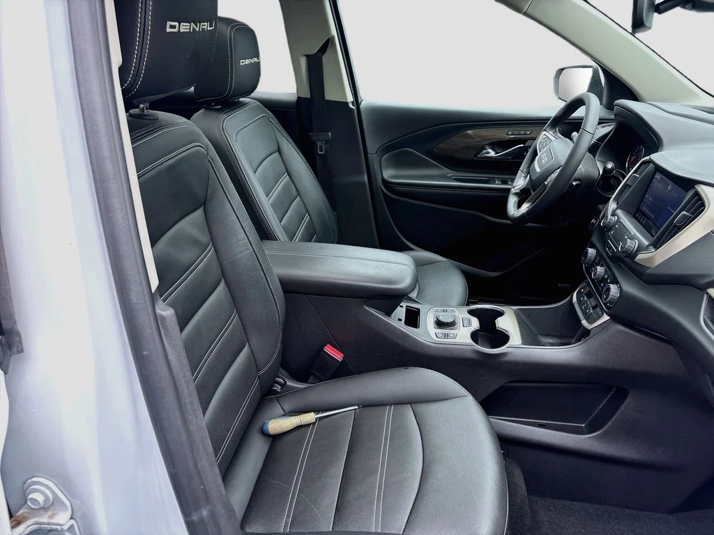 Used 2022 White GMC Denali image 31