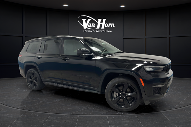 Used 2024 Diamond Black Crystal Pearlcoat Jeep Limited image 1