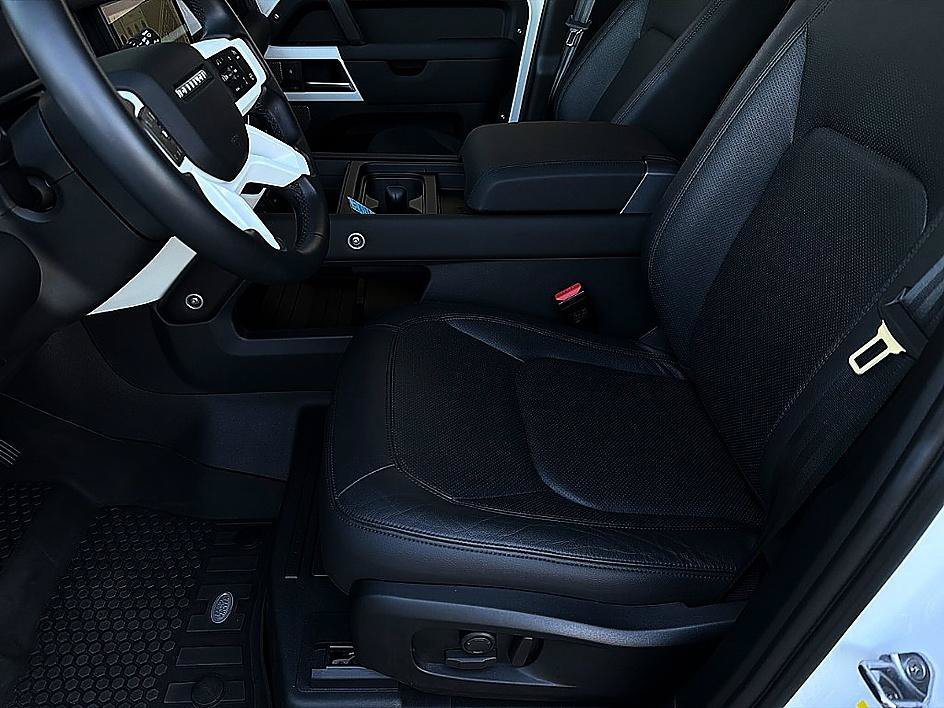 Used 2024 Fuji White Land Rover S image 11