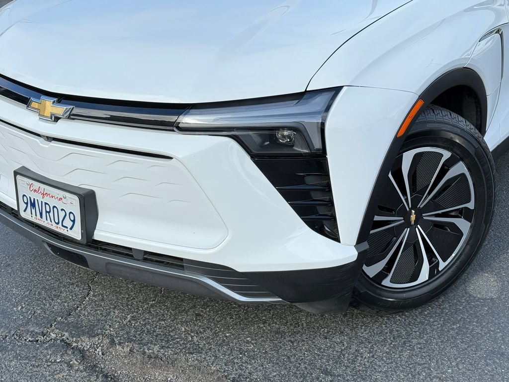 Used 2024 Summit White Chevrolet LT image 3