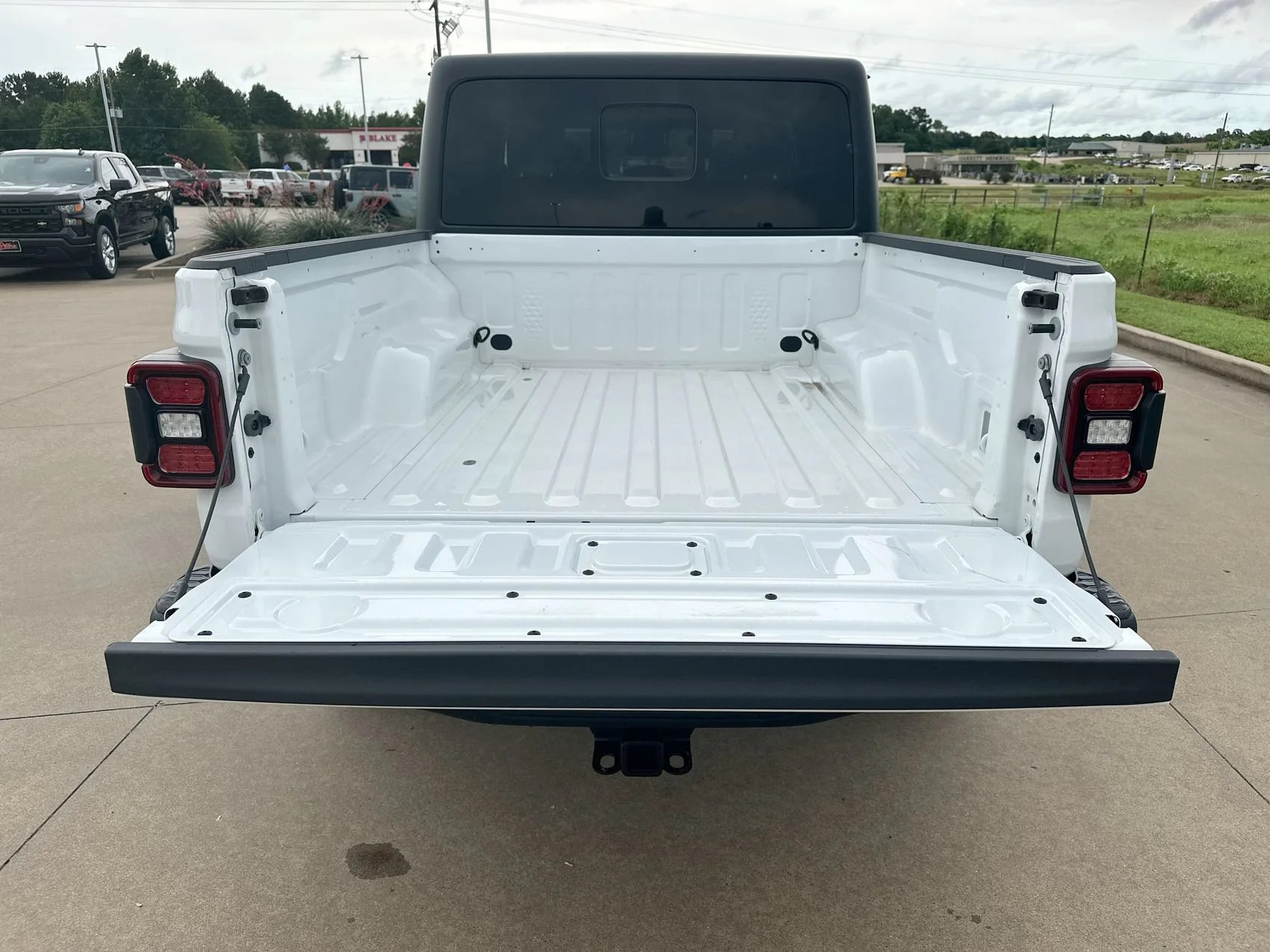 Used 2024 Bright White Clearcoat Jeep Rubicon image 22