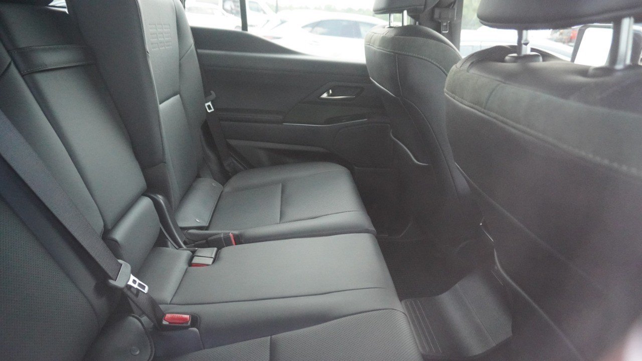 Used 2025 White Lexus GX 550 Overtrail image 12