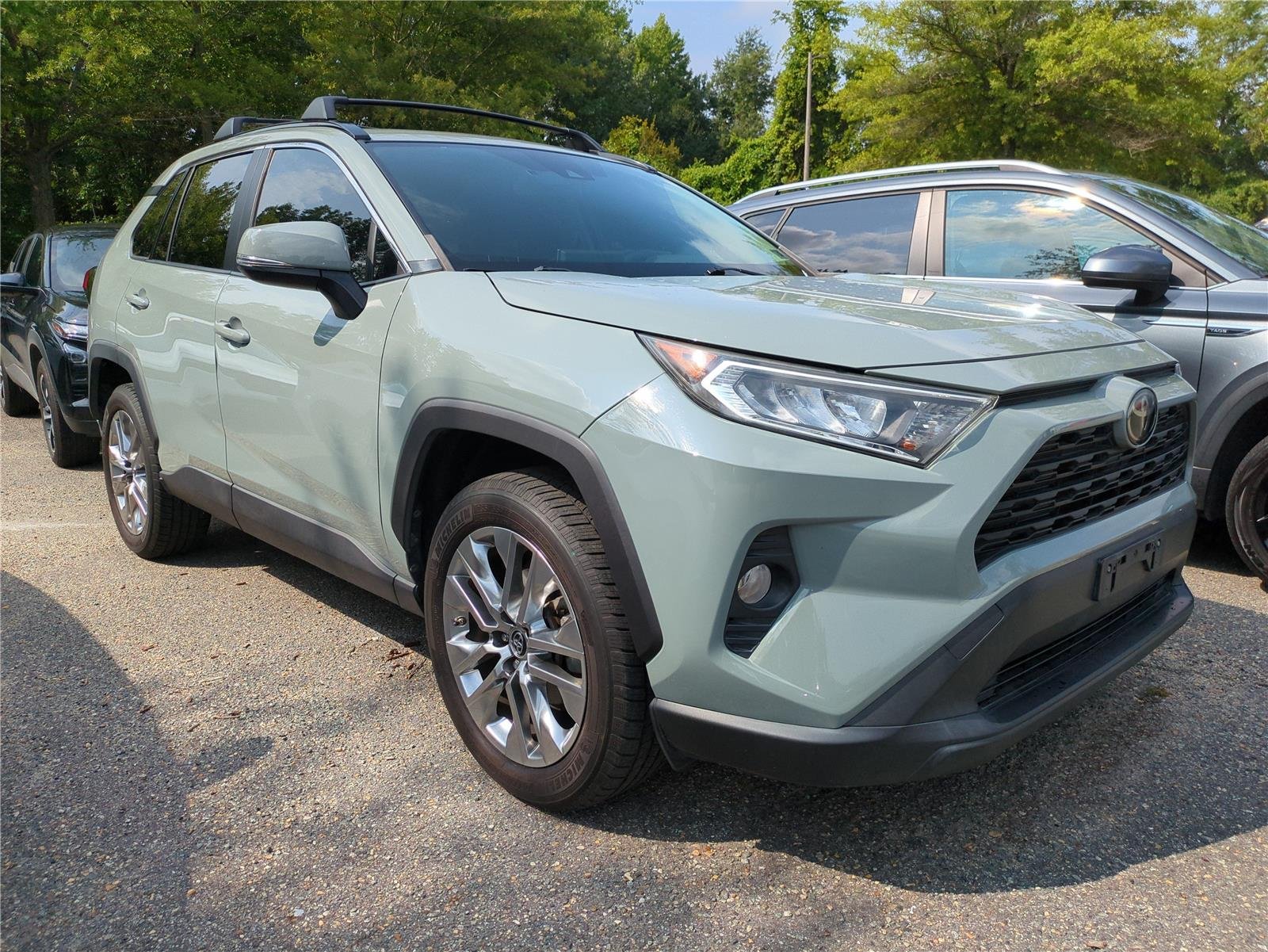 Used 2019 Lunar Rock Toyota XLE Premium image 3