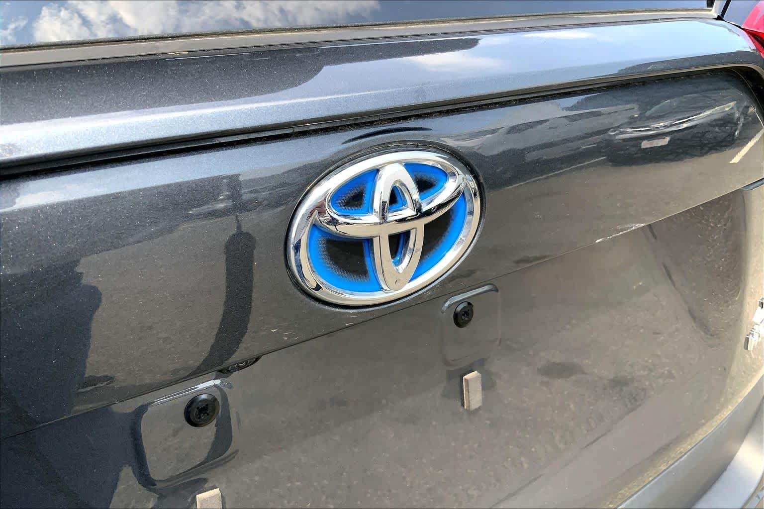 Used 2024 Magnetic Gray Metallic Toyota Hybrid XLE image 31