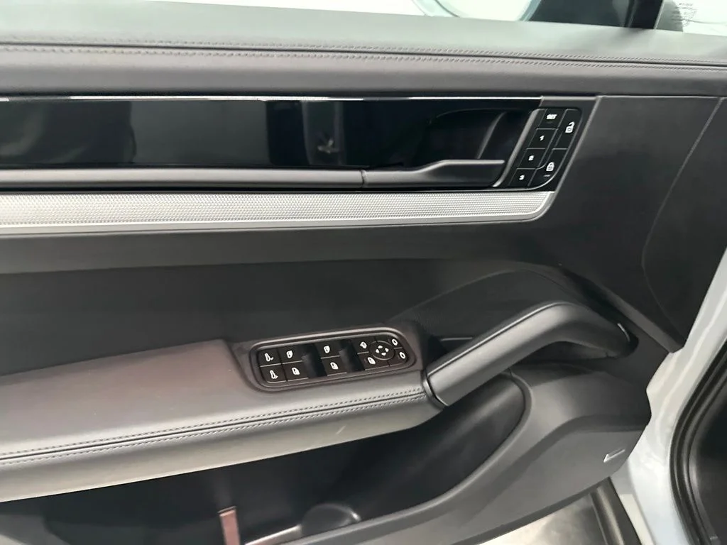 Used 2024  Porsche Base image 14