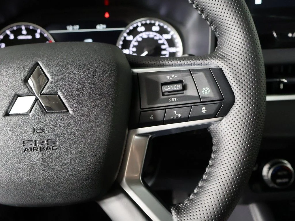 New 2026 Black Mitsubishi SE image 40
