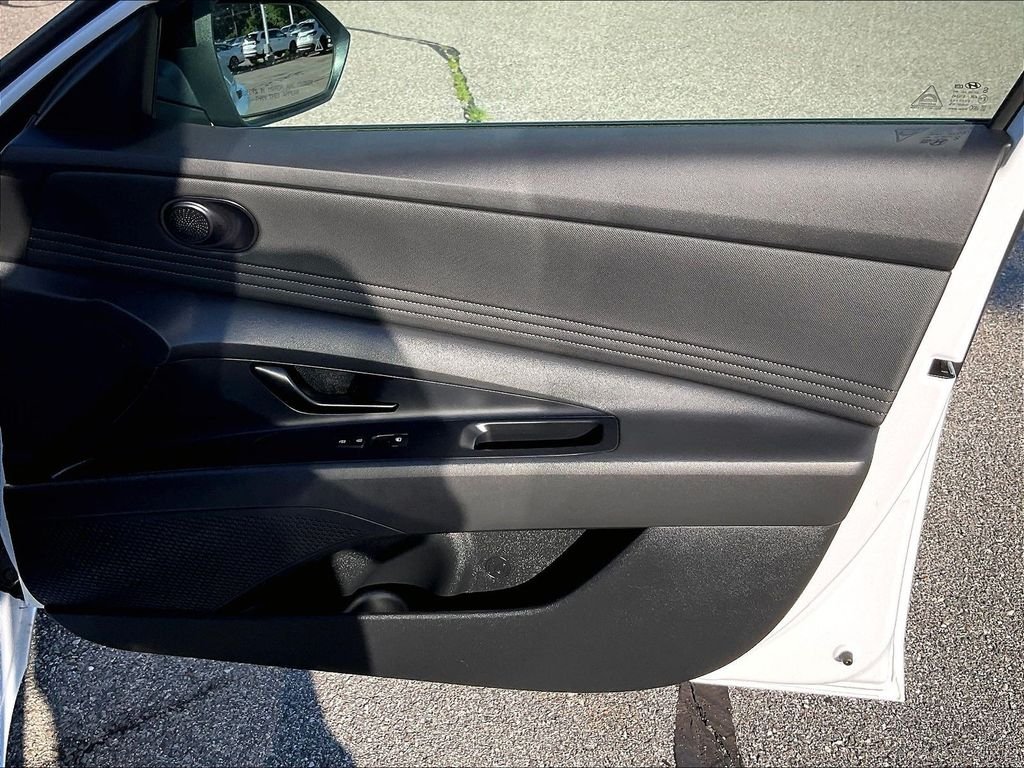 Used 2025 White Hyundai SEL Sport image 12