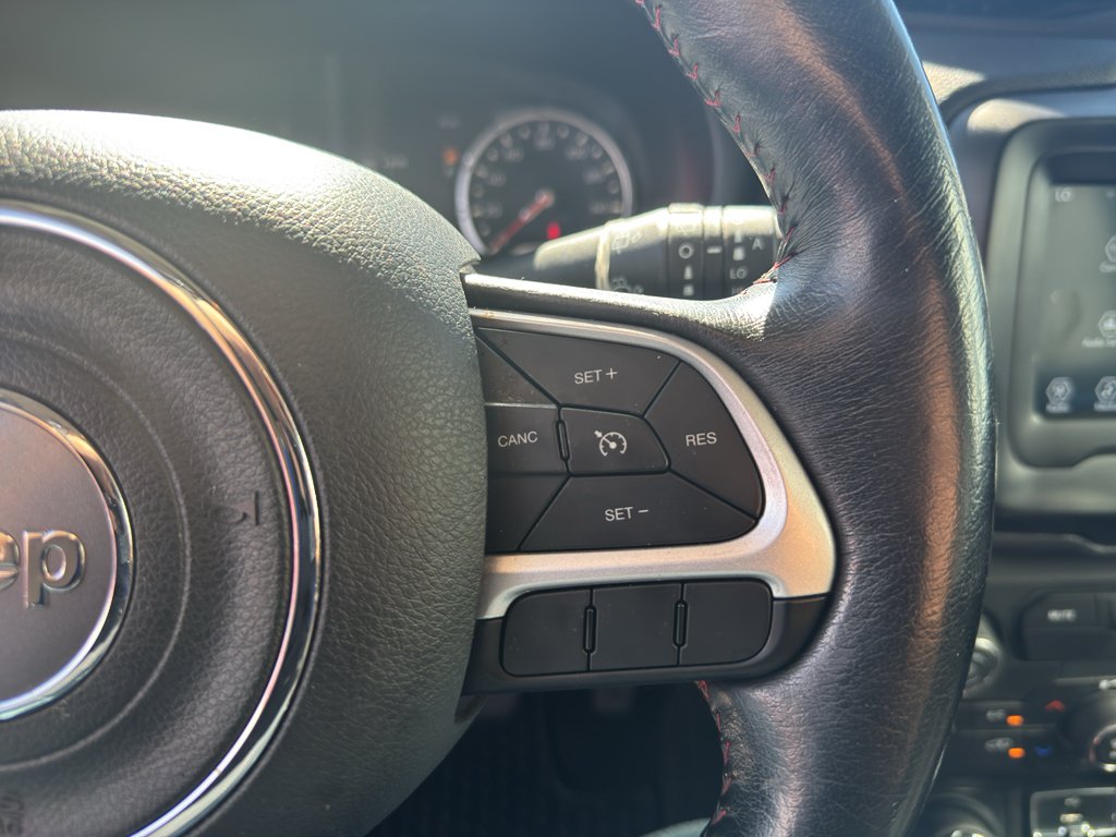 Used 2018 Glacier Metallic Jeep Trailhawk image 21