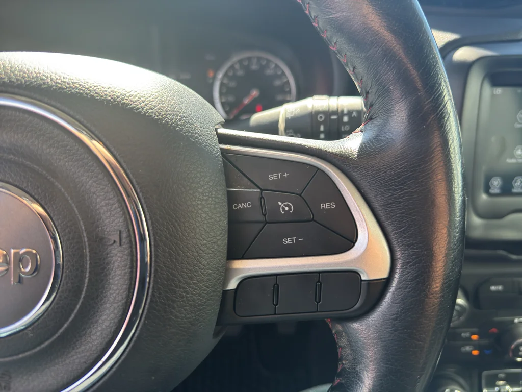 Used 2018 Glacier Metallic Jeep Trailhawk image 21