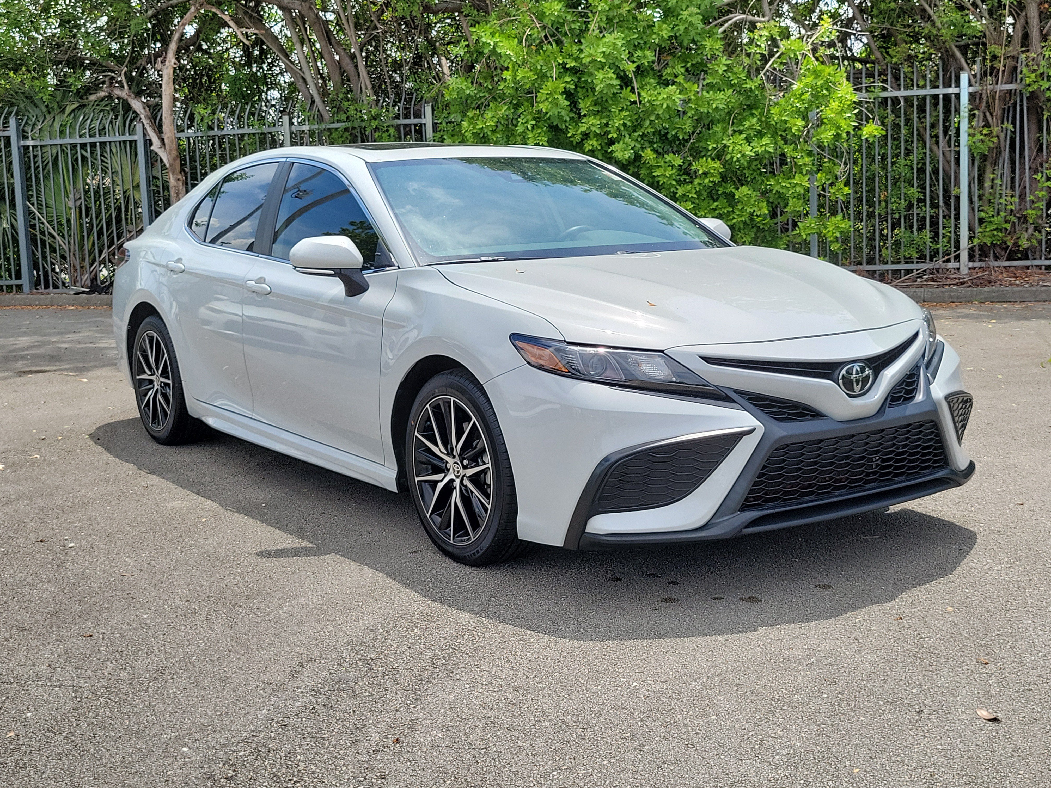 Used 2024 Ice Toyota SE image 3