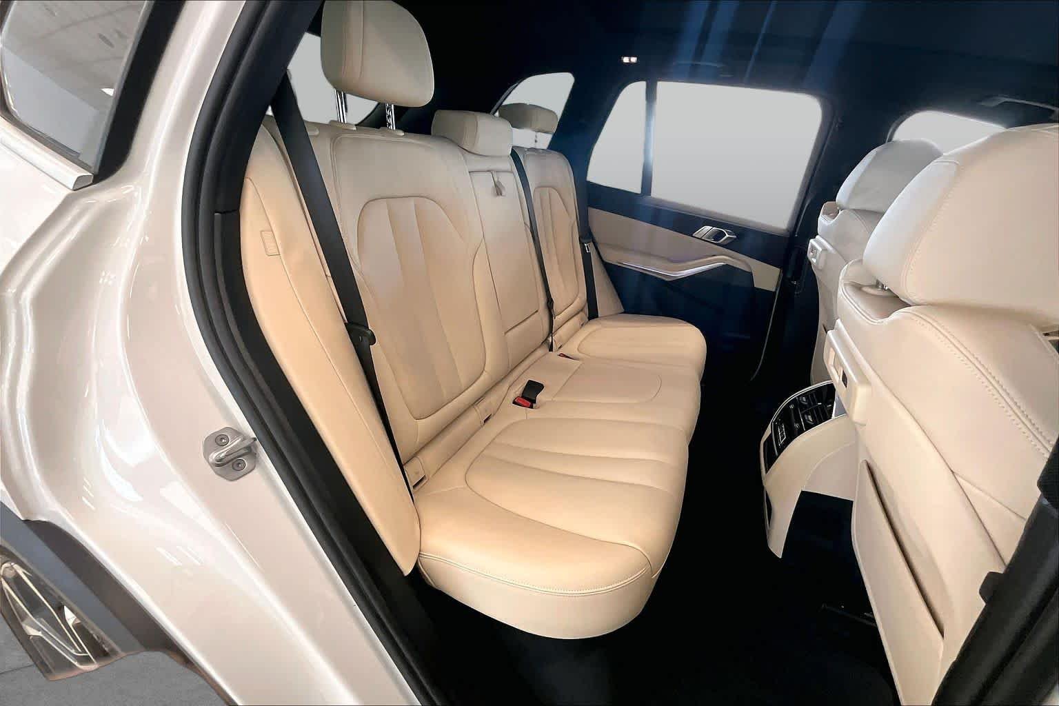 Used 2022 Mineral White Metallic BMW sDrive40i image 20