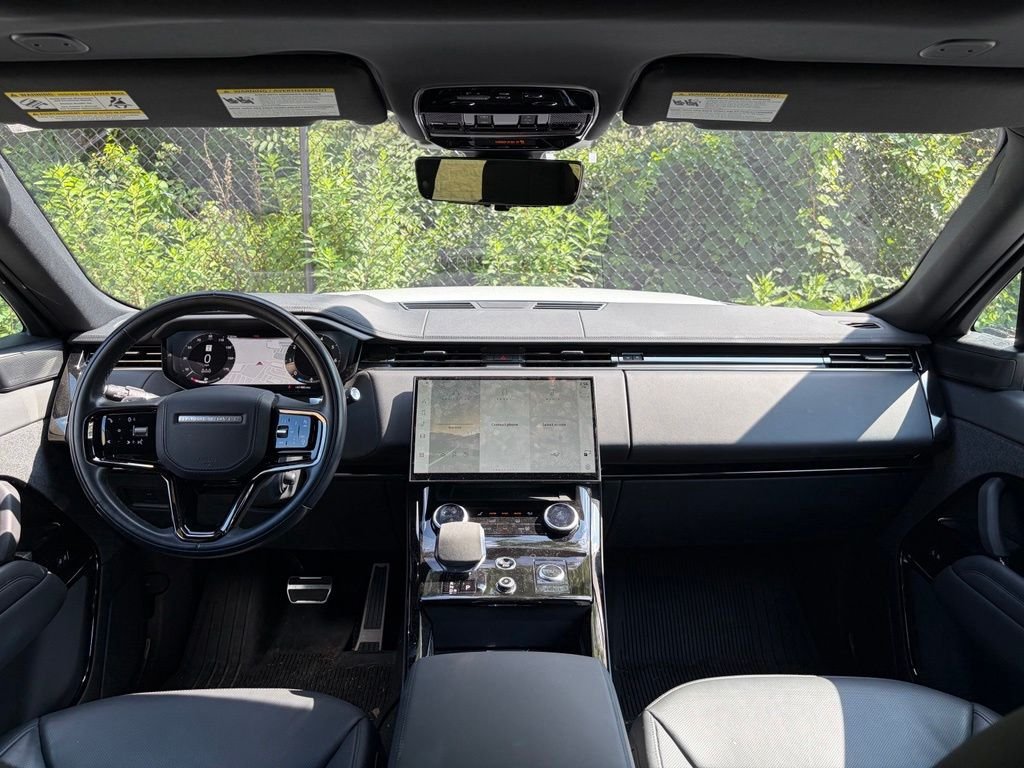 Used 2023 White Land Rover SE Dynamic image 18