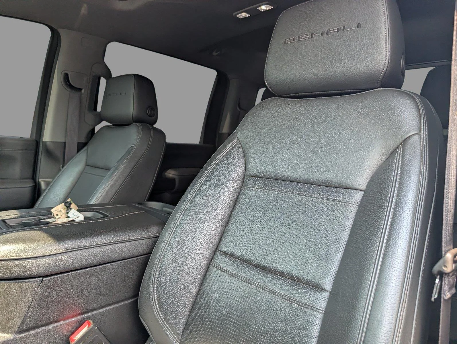 Used 2022 White Frost Tricoat GMC Denali image 13