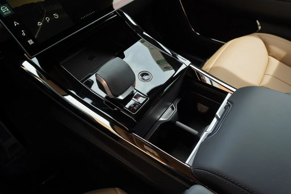 New 2026 Ostuni Pearl White Land Rover Dynamic SE image 30