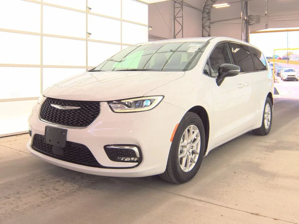2025 Chrysler Pacifica Select's photo