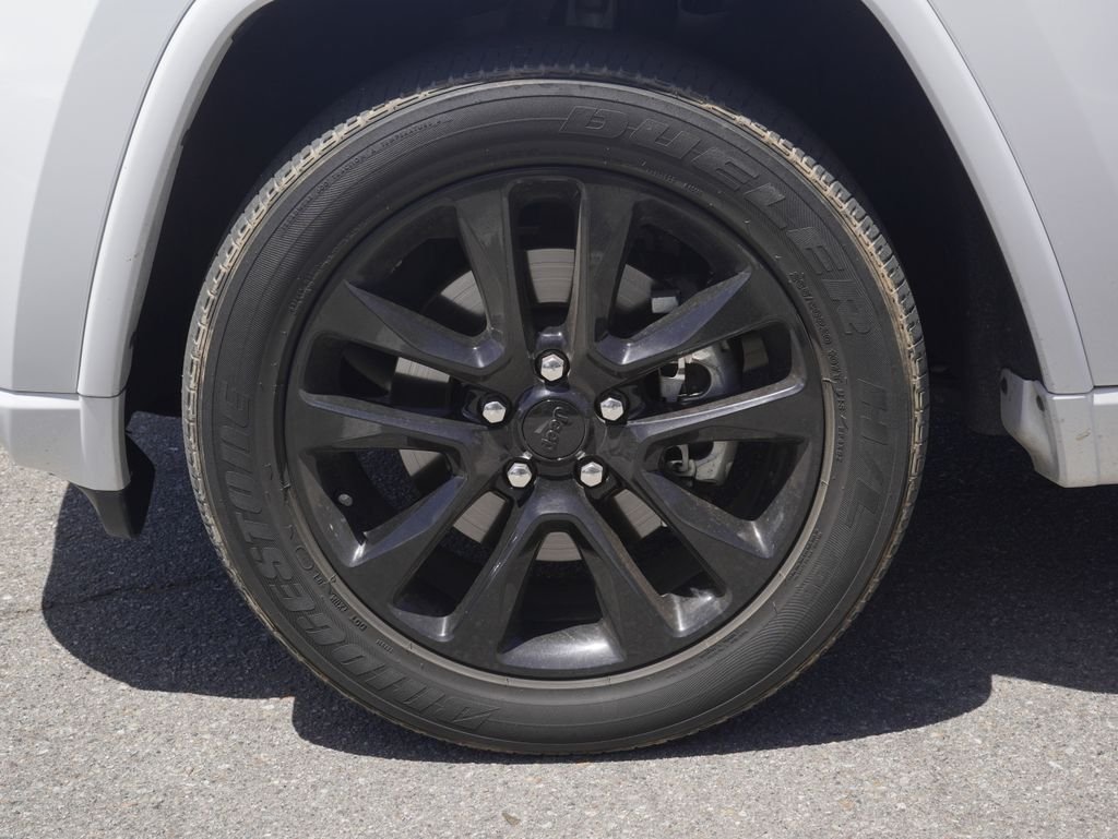 Used 2021 White Jeep Laredo X image 6