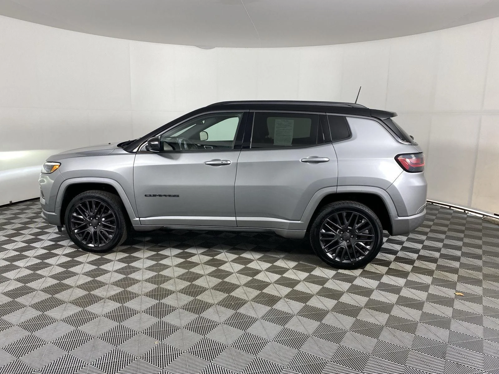 Used 2022 Billet Silver Metallic Clearcoat Jeep High Altitude image 4