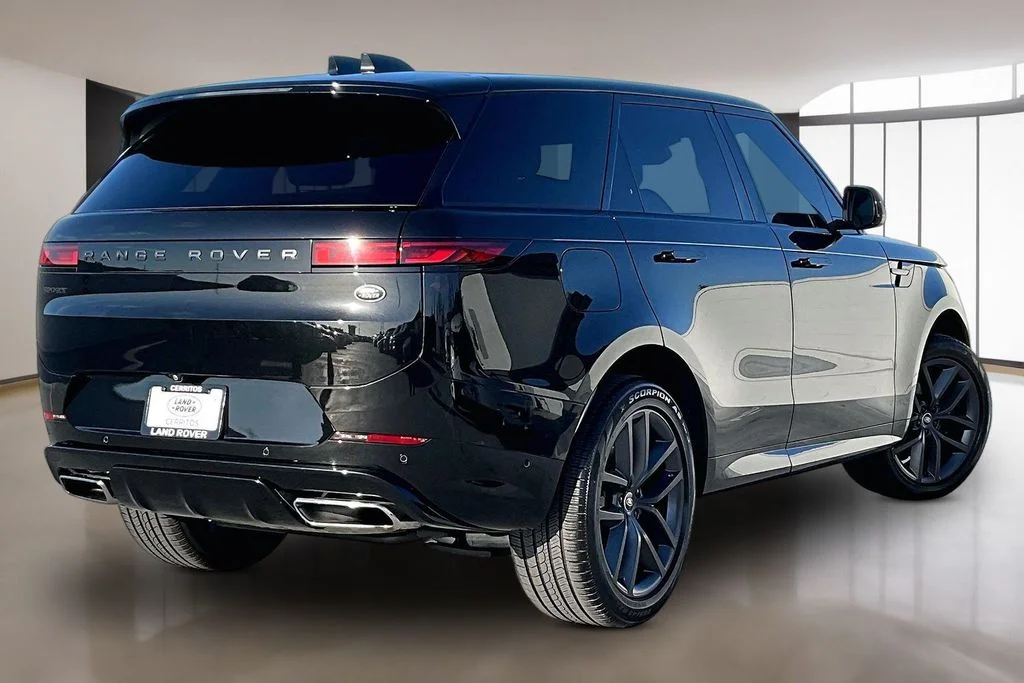 Used 2023 Black Land Rover SE Dynamic image 6
