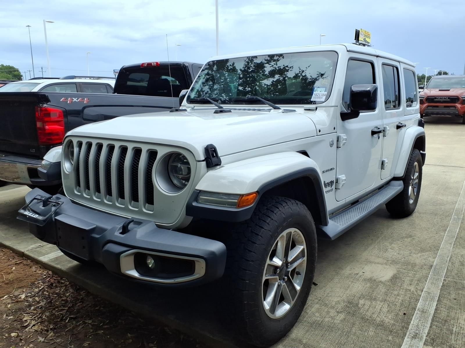Used 2018 Bright White Clearcoat Jeep Unlimited Sahara image 4