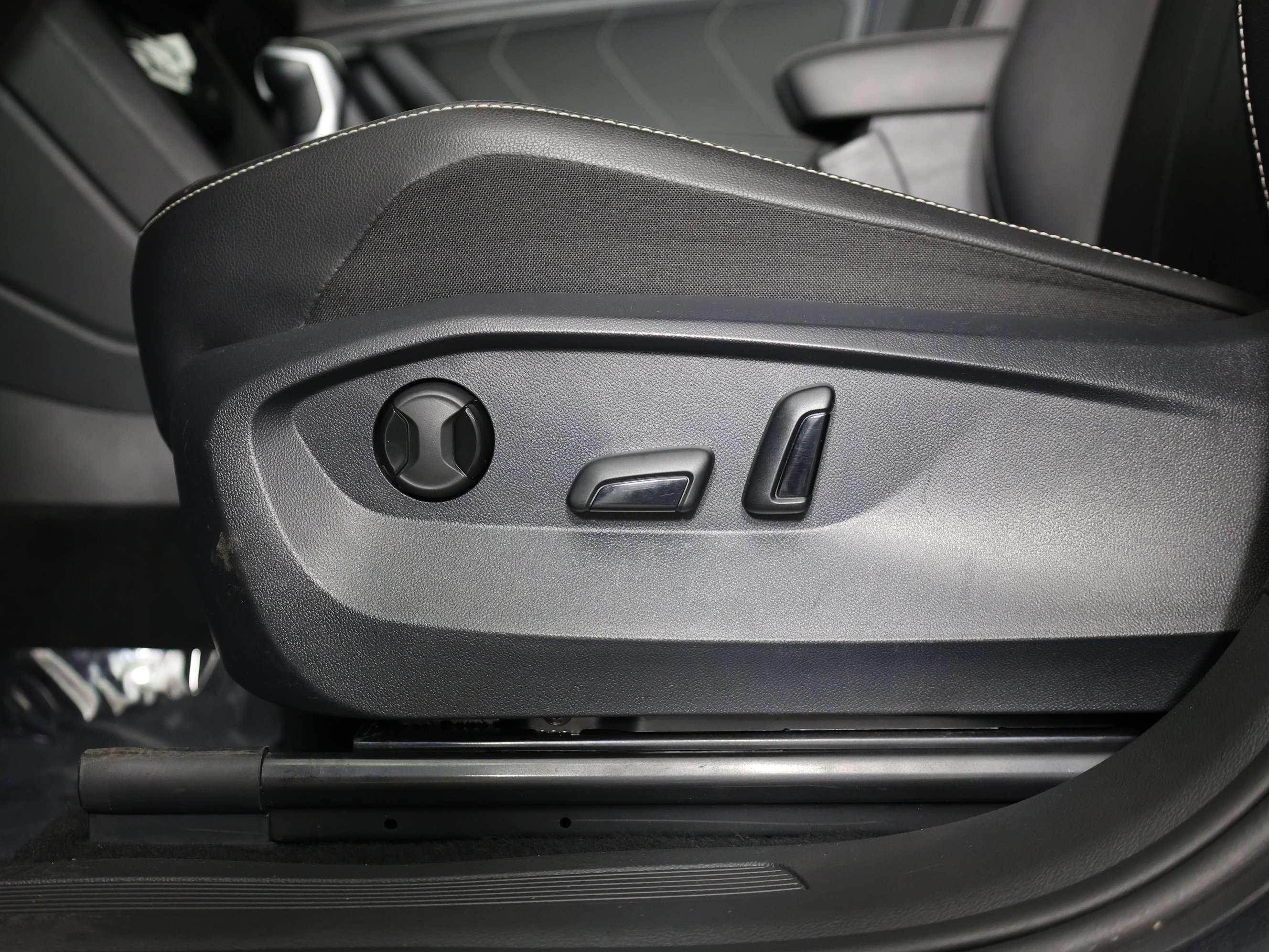 Used 2024 PLATINUM GRAY Volkswagen SE image 13