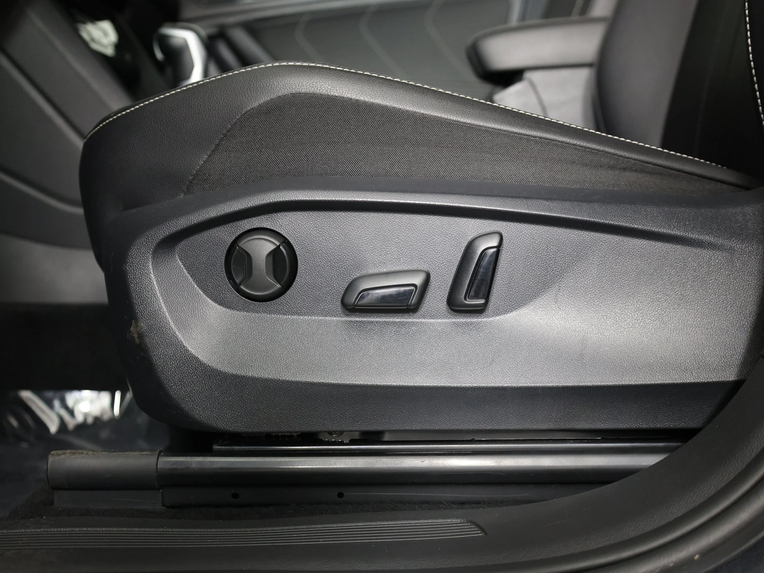 2024 Volkswagen Tiguan SE - Photo 13