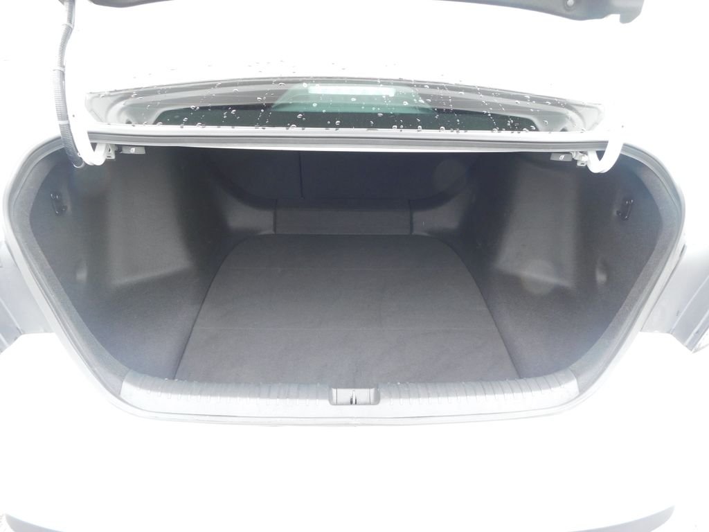 Used 2025 White Honda SE image 22
